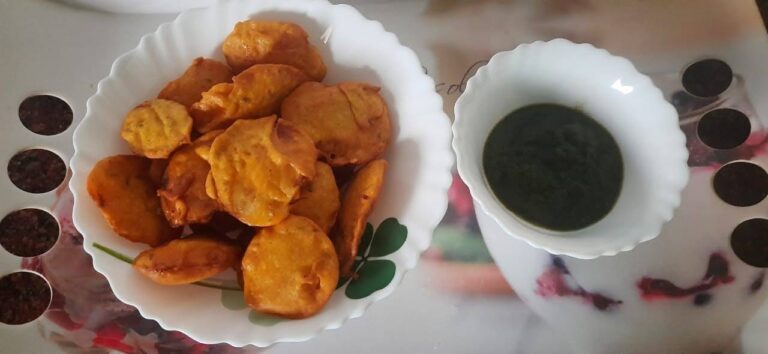 आलू का बचका / Aloo Ka Bachka / Crispy and Spicy Aloo Pakora